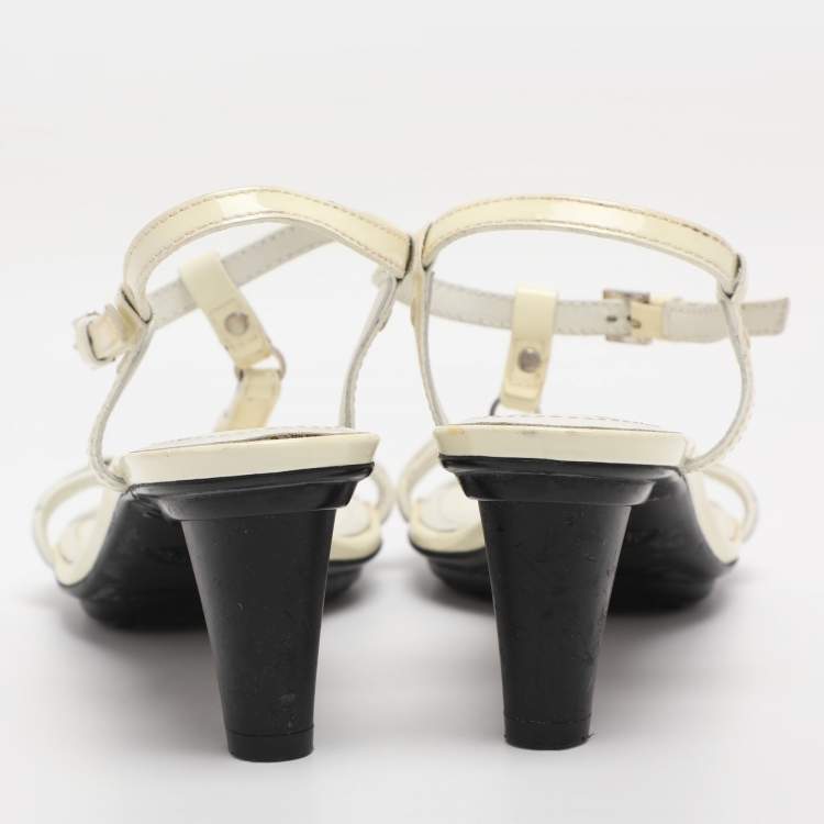 Pre Owned Tod's Size 37 Cream Patent Leather Ankle Strap Sandals