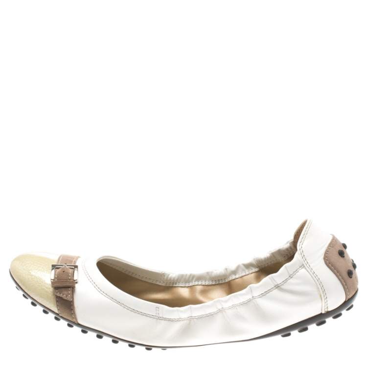 مملوكة مسبقًا Tod's White Leather And Beige Cap Toe Buckle Detail Ballet Flats Size 37.5