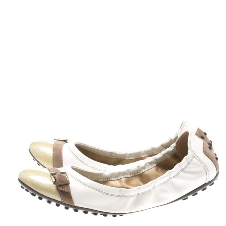 مملوكة مسبقًا Tod's White Leather And Beige Cap Toe Buckle Detail Ballet Flats Size 37.5