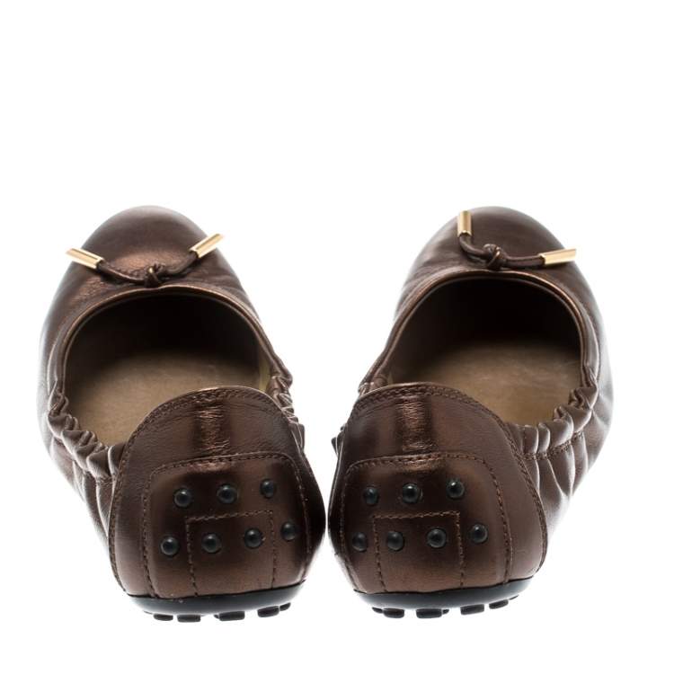 Pre Owned Tod's Metallic Bronze Leather Bow Scrunch Ballet Flats 37