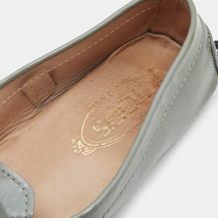 Pre Owned Tod's Grey Patent Leather Chain Detail Slip On Loafers Size 39.5