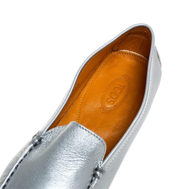 مملوكة مسبقًا Tod's Silver Soft Leather Loafers Size 37.5