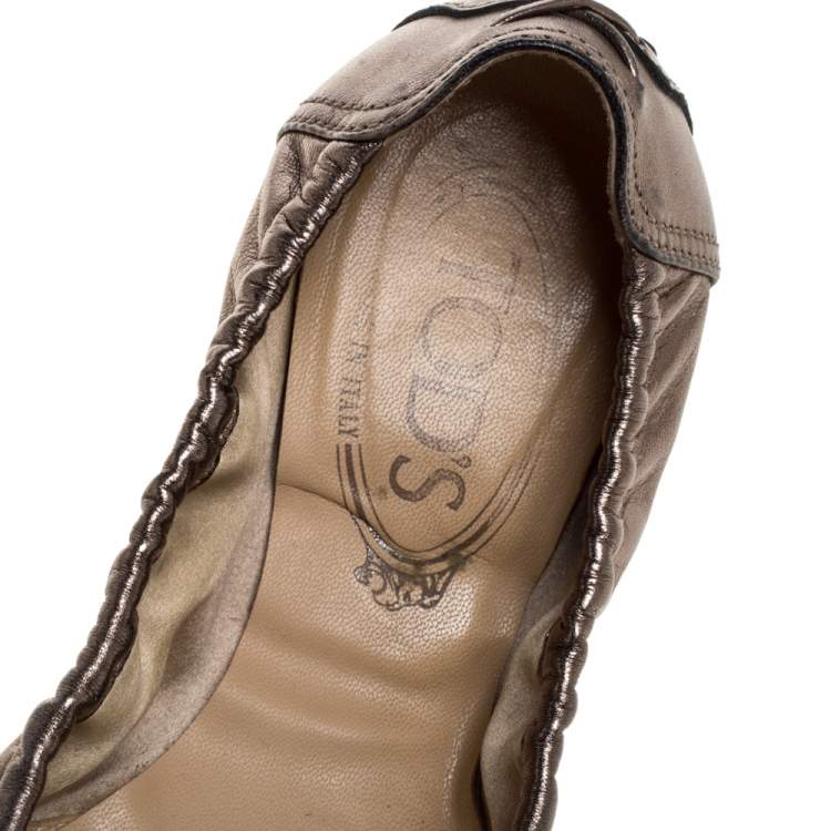 Pre Owned Tod's Metallic/Green Leather Scrunch Ballet Flats Size 38.5