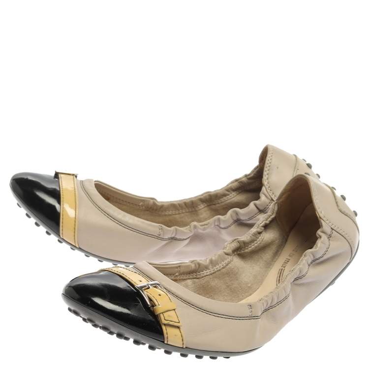 Pre Owned Tod's Beige/Black Leather And Patent Leather Cap Toe Buckle Detail Scrunch Ballet Flats Size 38