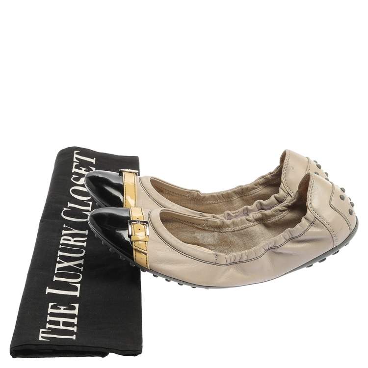 Pre Owned Tod's Beige/Black Leather And Patent Leather Cap Toe Buckle Detail Scrunch Ballet Flats Size 38