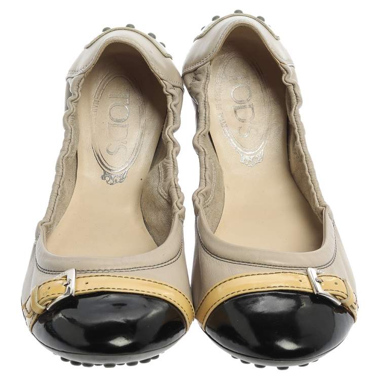 Pre Owned Tod's Beige/Black Leather And Patent Leather Cap Toe Buckle Detail Scrunch Ballet Flats Size 38