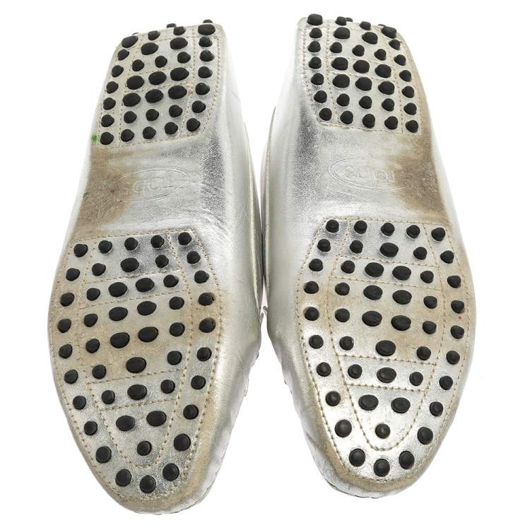 مملوكة مسبقًا Tod's Silver Leather Crystal Embellished Fringe Loafers Size 38