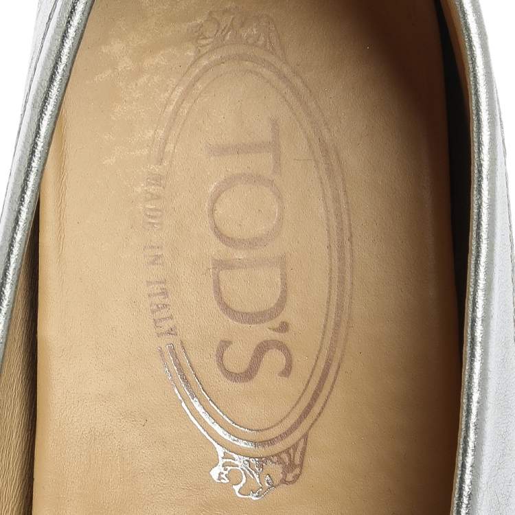 مملوكة مسبقًا Tod's Silver Leather Crystal Embellished Fringe Loafers Size 38