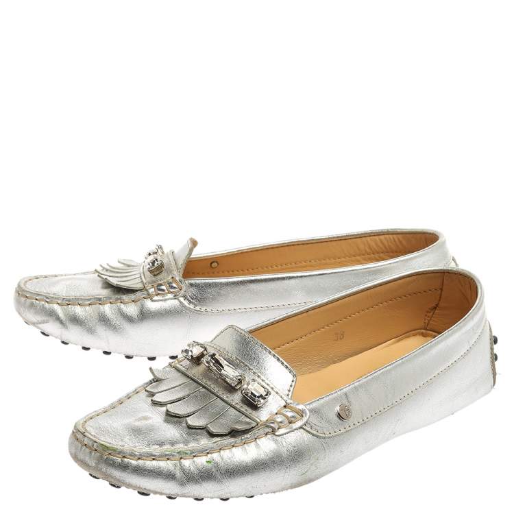 مملوكة مسبقًا Tod's Silver Leather Crystal Embellished Fringe Loafers Size 38