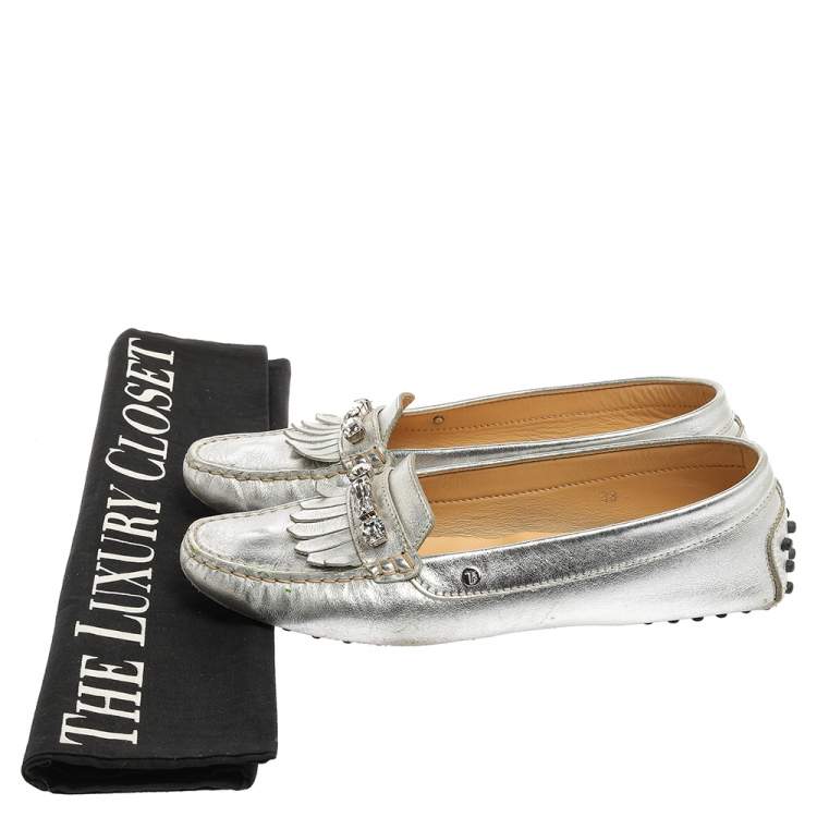 مملوكة مسبقًا Tod's Silver Leather Crystal Embellished Fringe Loafers Size 38