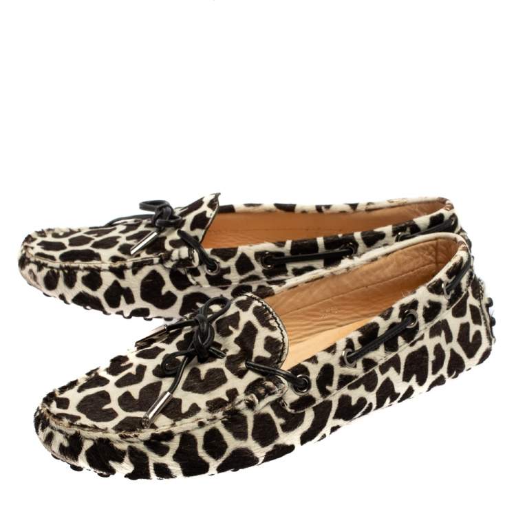 مملوكة مسبقًا Tod's White/Brown Leopard Print Fur Loafers Size 36.5
