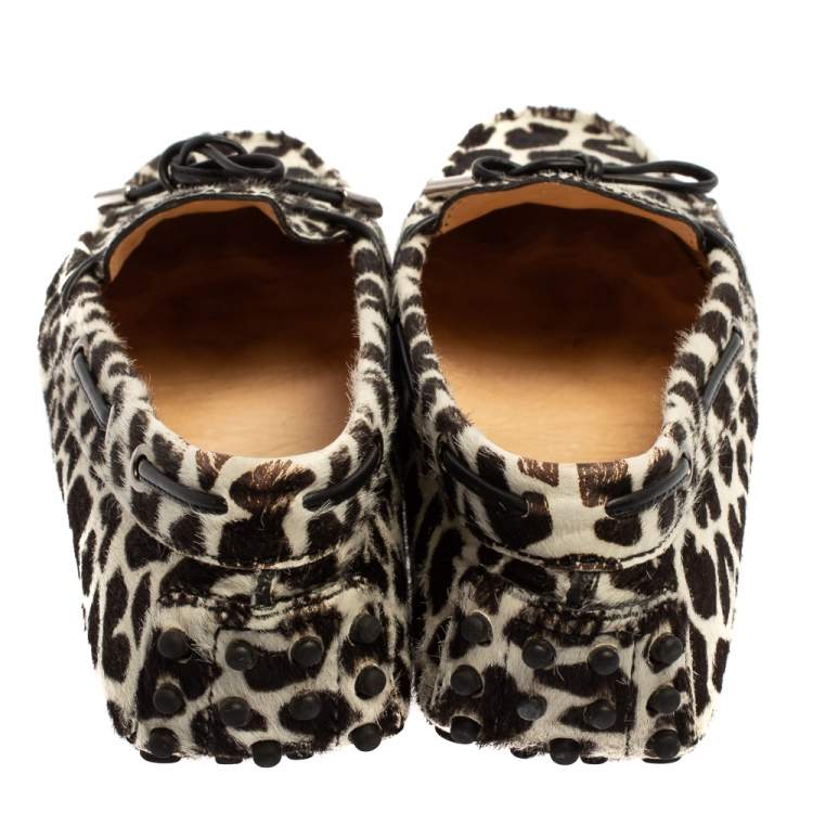 مملوكة مسبقًا Tod's White/Brown Leopard Print Fur Loafers Size 36.5