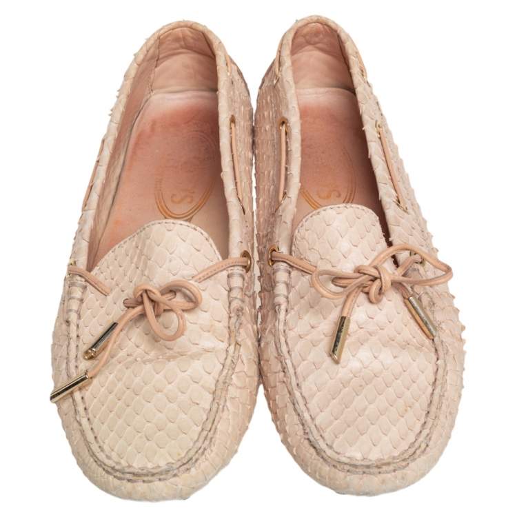 مملوكة مسبقًا Tod's Peach Snakeskin Bow Loafers Size 38.5