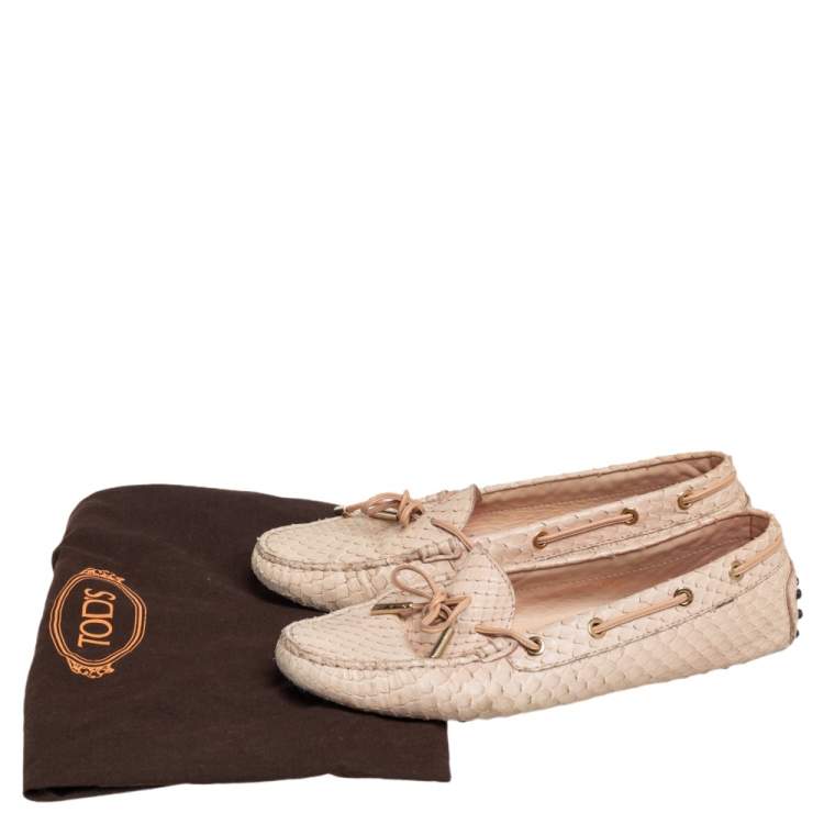 مملوكة مسبقًا Tod's Peach Snakeskin Bow Loafers Size 38.5