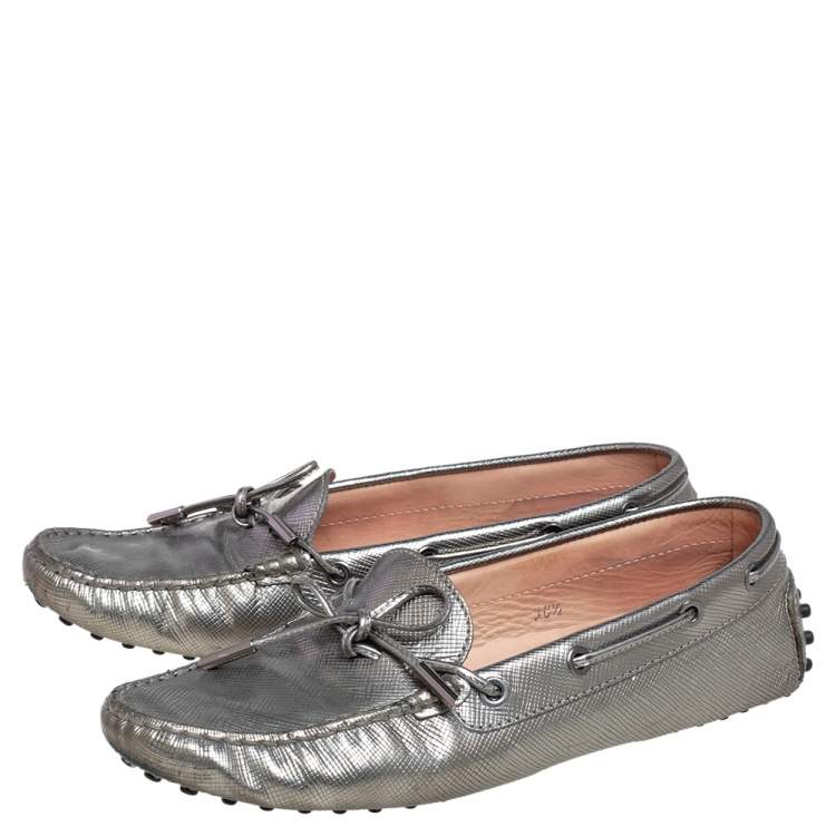 Pre Owned Tod's Silver Leather  Slip On Bow Loafers Size 38.5