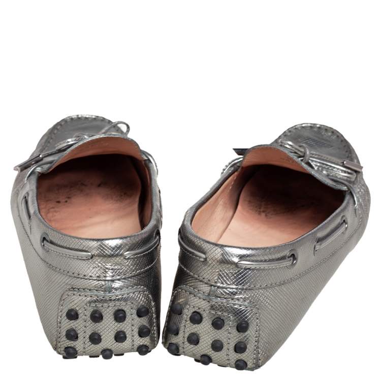 Pre Owned Tod's Silver Leather  Slip On Bow Loafers Size 38.5