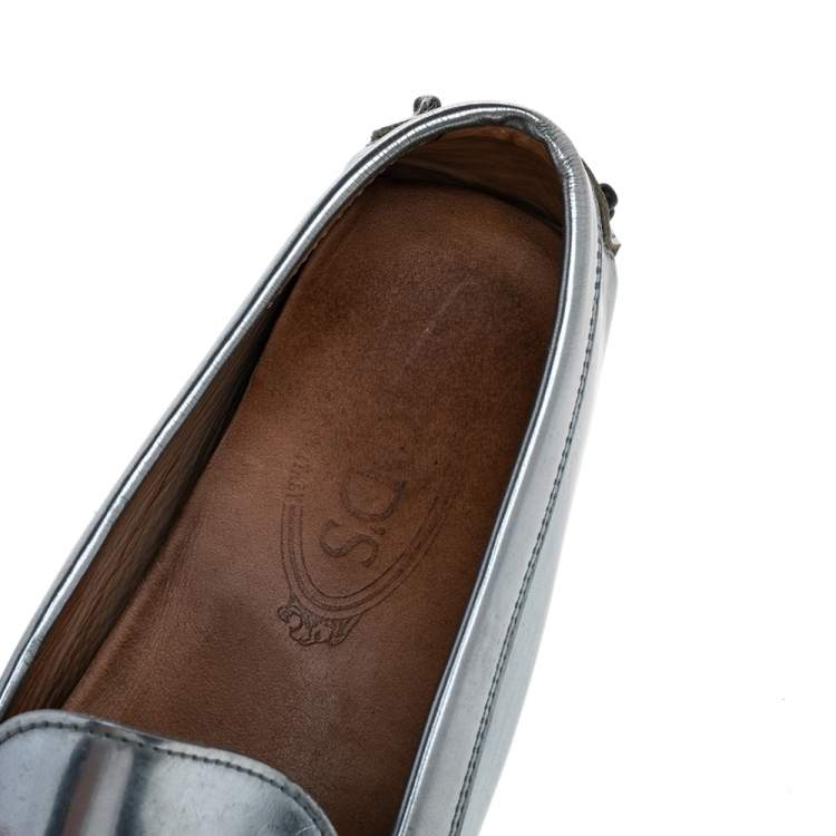 مملوكة مسبقًا Tod's Metallic Silver Leather Slip On Loafers Size 37.5