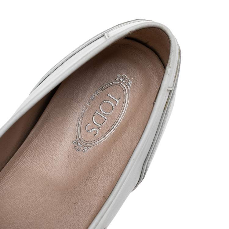 مملوكة مسبقًا Tod's White Leather Fringe Slip On Loafers Size 37.5