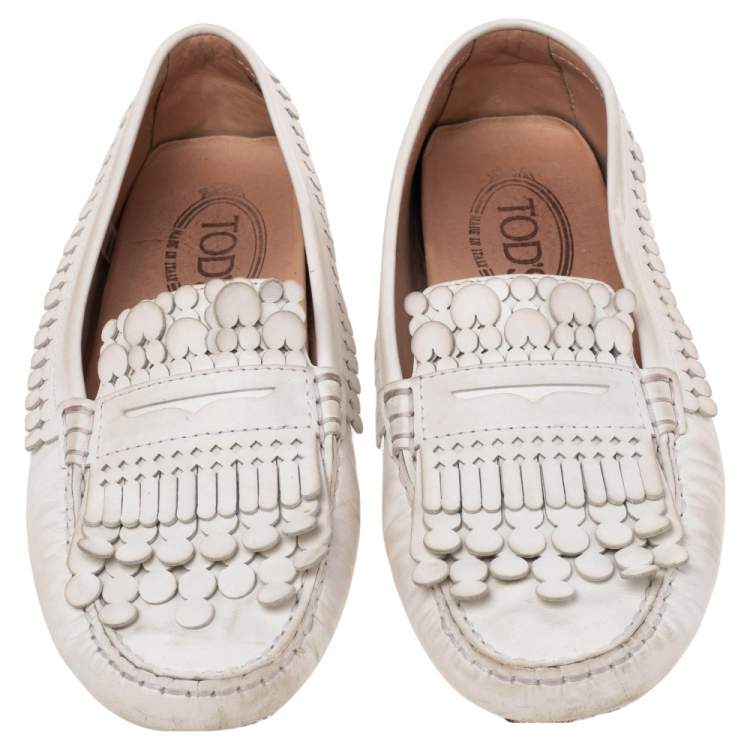 مملوكة مسبقًا Tod's White Leather Laser Cut Fringe Slip On Loafer Size 37