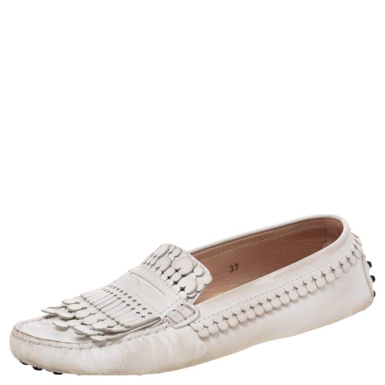 مملوكة مسبقًا Tod's White Leather Laser Cut Fringe Slip On Loafer Size 37