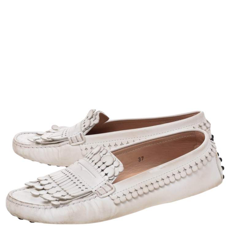 مملوكة مسبقًا Tod's White Leather Laser Cut Fringe Slip On Loafer Size 37
