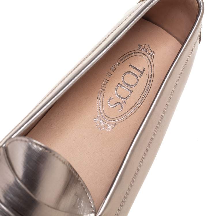 Pre Owned Tod's Silver Glossy Leather Slip-On Loafers Size 39.5