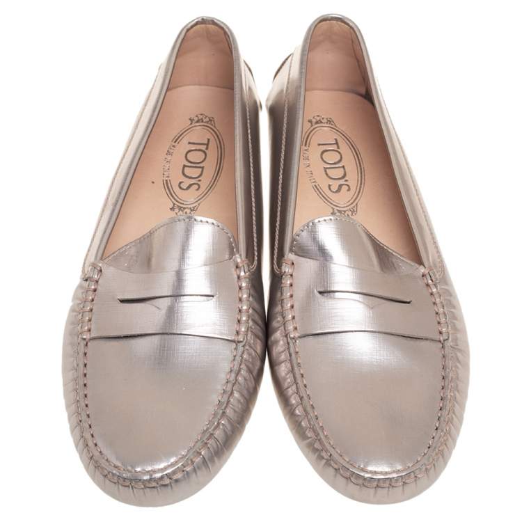 Pre Owned Tod's Silver Glossy Leather Slip-On Loafers Size 39.5