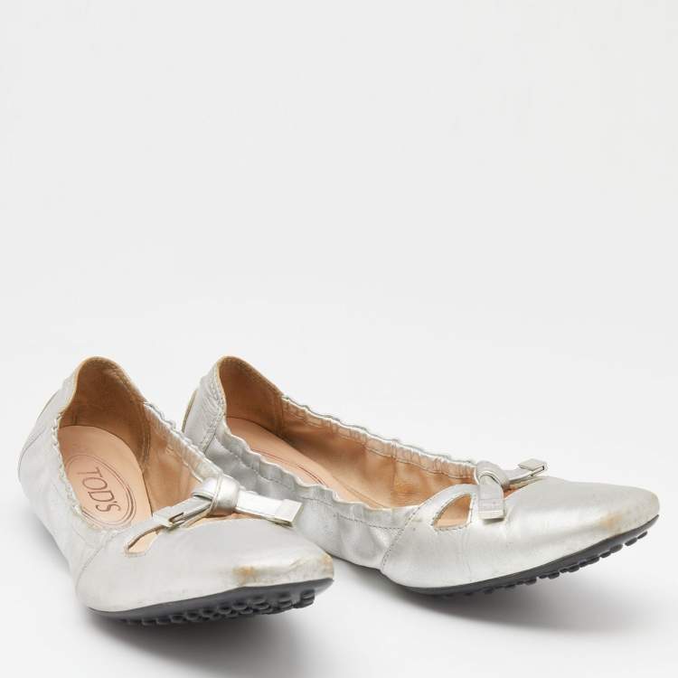 Pre Owned Tod's Metallic Silver Leather Scrunch Ballet Flats Size 37.5