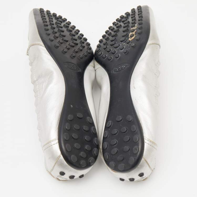 Pre Owned Tod's Metallic Silver Leather Scrunch Ballet Flats Size 37.5