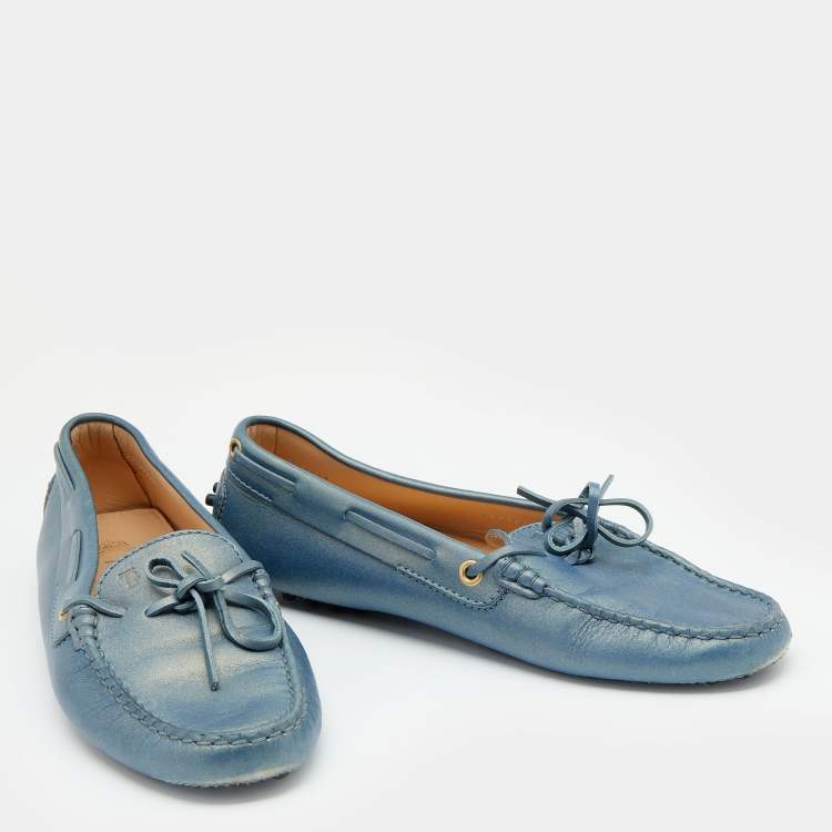 مملوكة مسبقًا Tod's Blue Iridescent Leather Bow Slip On Loafers Size 37.5