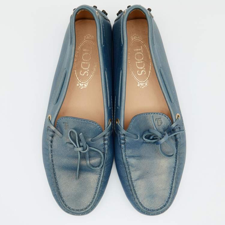 مملوكة مسبقًا Tod's Blue Iridescent Leather Bow Slip On Loafers Size 37.5