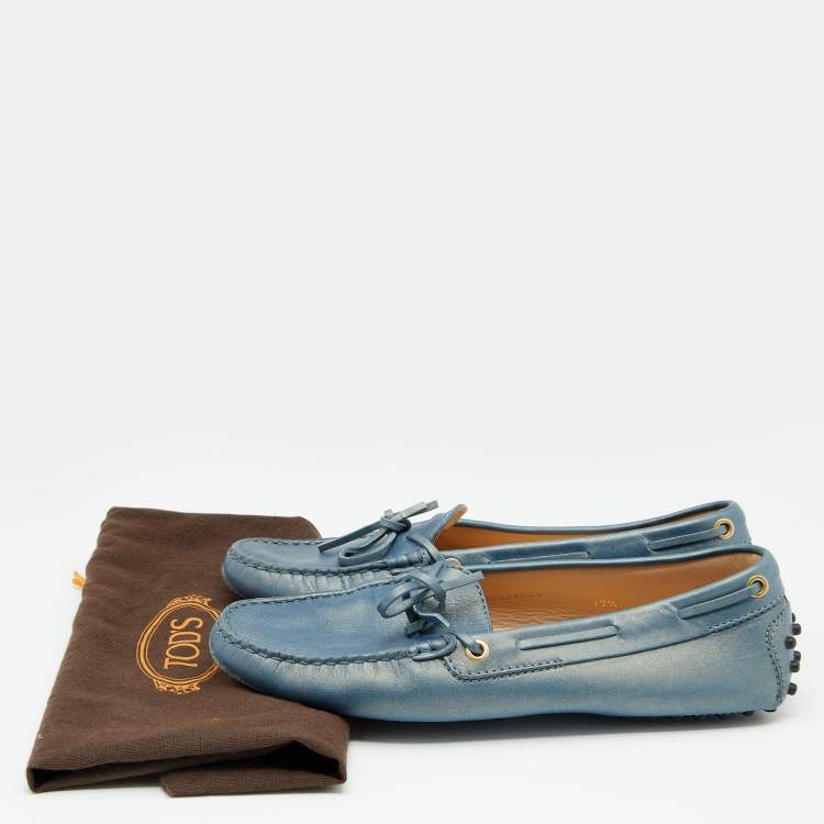 مملوكة مسبقًا Tod's Blue Iridescent Leather Bow Slip On Loafers Size 37.5