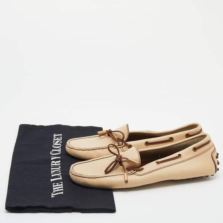 مملوكة مسبقًا Tod's Beige Leather Gommino Bow Slip On Loafers Size 37