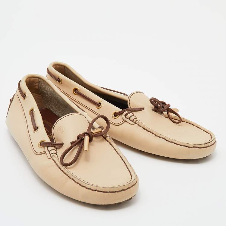 مملوكة مسبقًا Tod's Beige Leather Gommino Bow Slip On Loafers Size 37