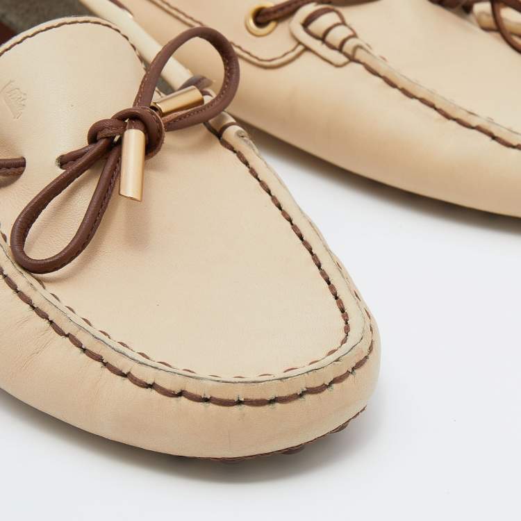 مملوكة مسبقًا Tod's Beige Leather Gommino Bow Slip On Loafers Size 37