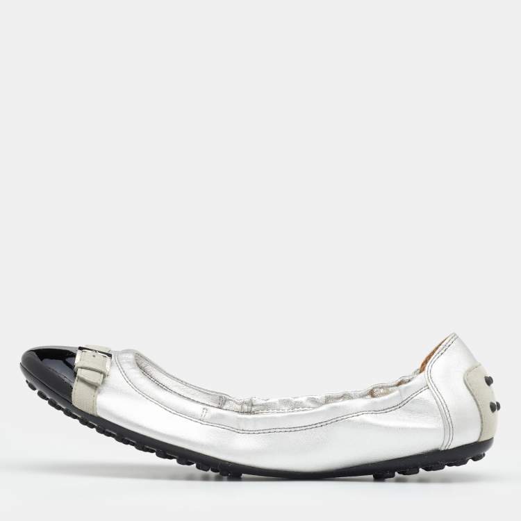 Pre Owned Tod's Silver/Black Leather and Patent Leather Scrunch Ballet Flats Size 38.5