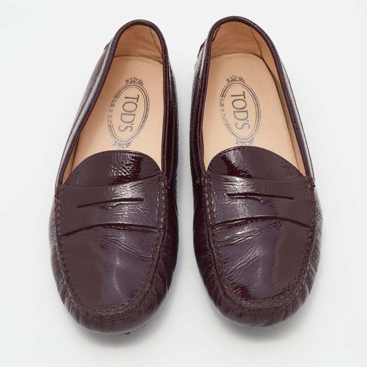 مملوكة مسبقًا Tod's Burgundy Patent Leather Penny Slip On Loafers Size 39.5