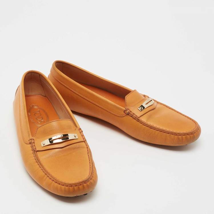 مملوكة مسبقًا Tod's Light Orange Leather Slip On Loafers Size 40.5
