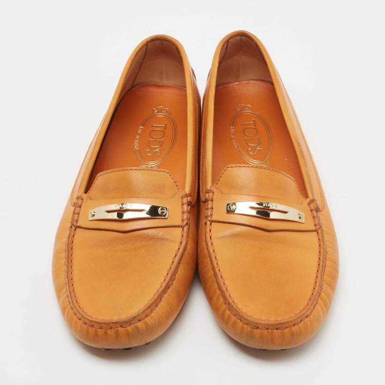 مملوكة مسبقًا Tod's Light Orange Leather Slip On Loafers Size 40.5