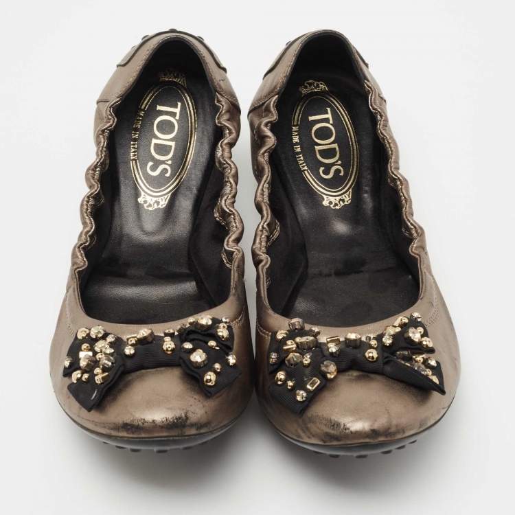 Pre Owned Tod's Metallic Leather Crystal Embellished Bow Scrunch Ballet Flats Size 41