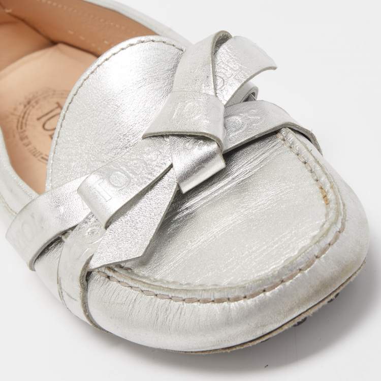Pre Owned Tod's Silver Leather Logo Bow Loafers Size 36