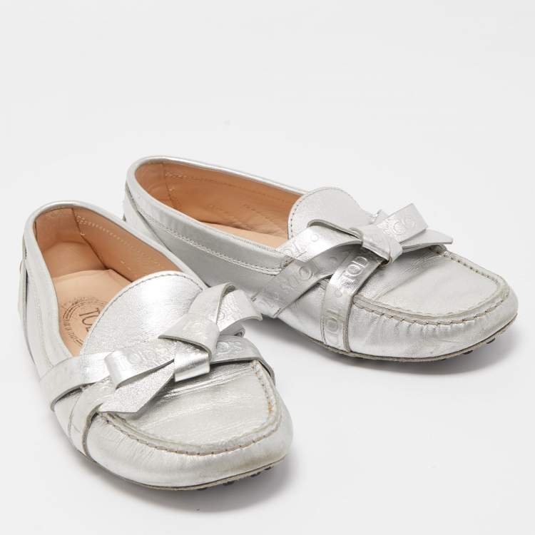 Pre Owned Tod's Silver Leather Logo Bow Loafers Size 36