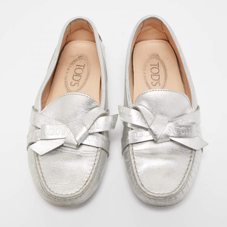 Pre Owned Tod's Silver Leather Logo Bow Loafers Size 36