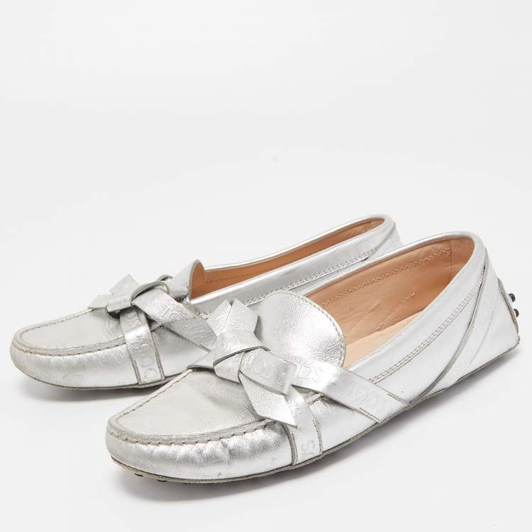 Pre Owned Tod's Silver Leather Logo Bow Loafers Size 36