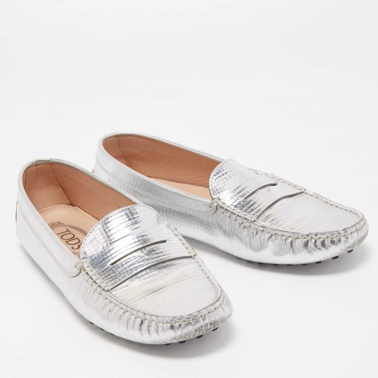 مملوكة مسبقًا Tod's Silver Metallic Leather Penny Loafers Size 39