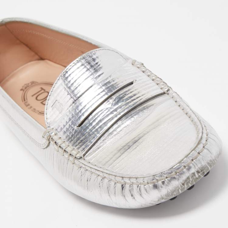 مملوكة مسبقًا Tod's Silver Metallic Leather Penny Loafers Size 39