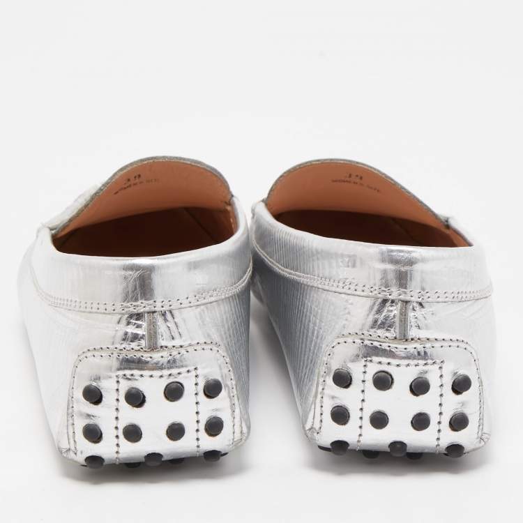 مملوكة مسبقًا Tod's Silver Metallic Leather Penny Loafers Size 39