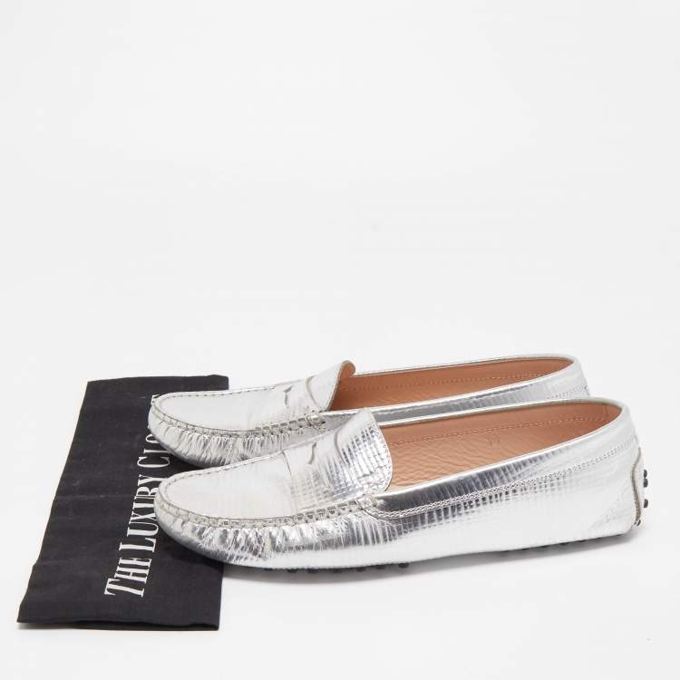 مملوكة مسبقًا Tod's Silver Metallic Leather Penny Loafers Size 39