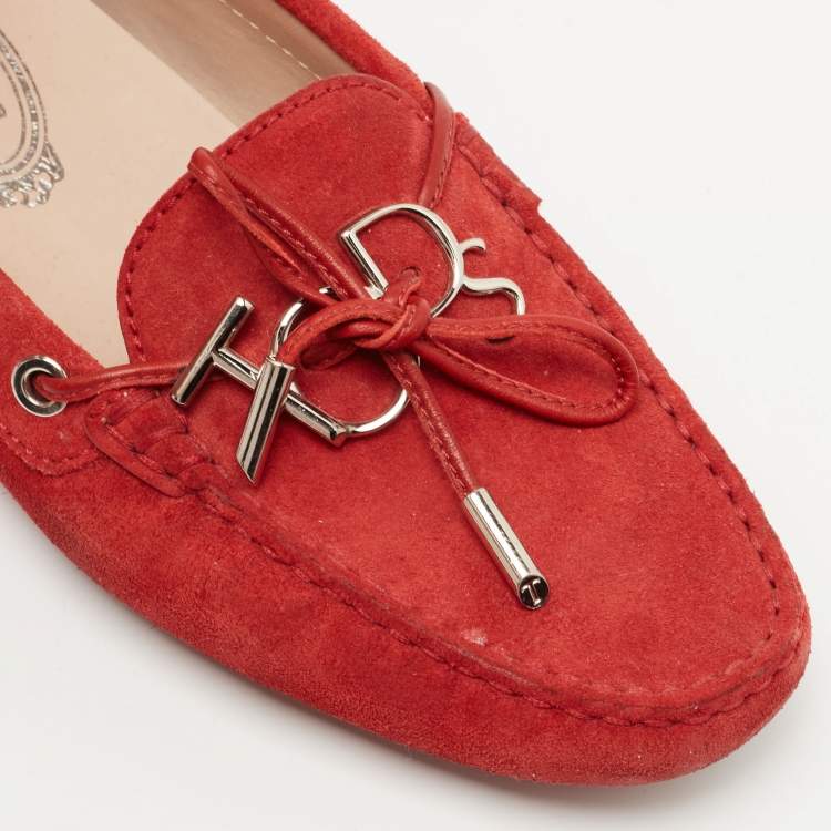 مملوكة مسبقًا Tod's Red Suede Logo Charm Bow Loafers Size 37.5