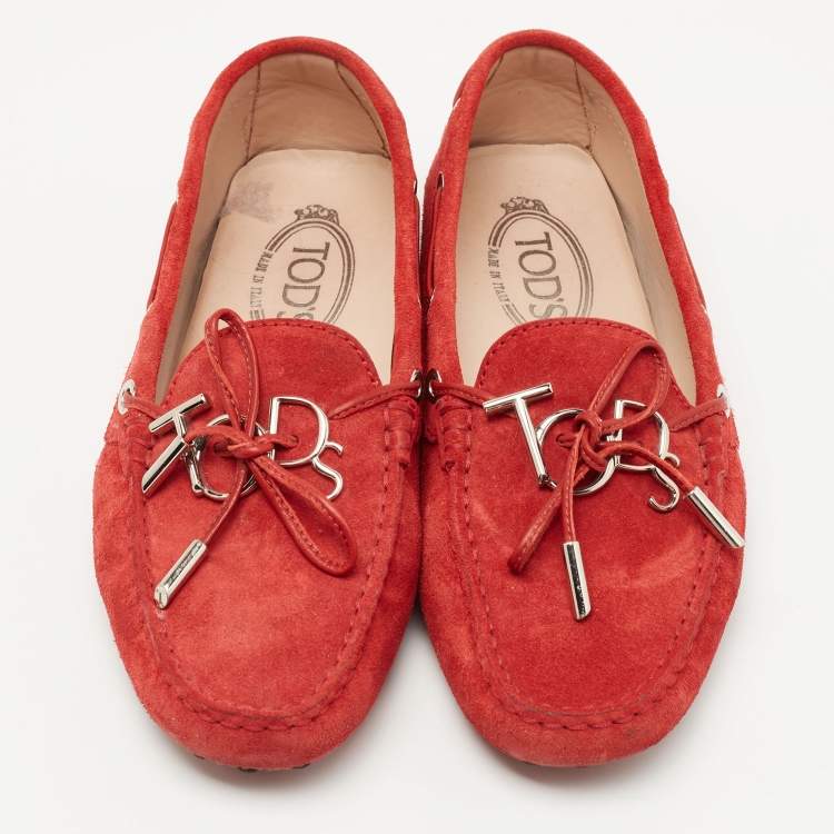 مملوكة مسبقًا Tod's Red Suede Logo Charm Bow Loafers Size 37.5